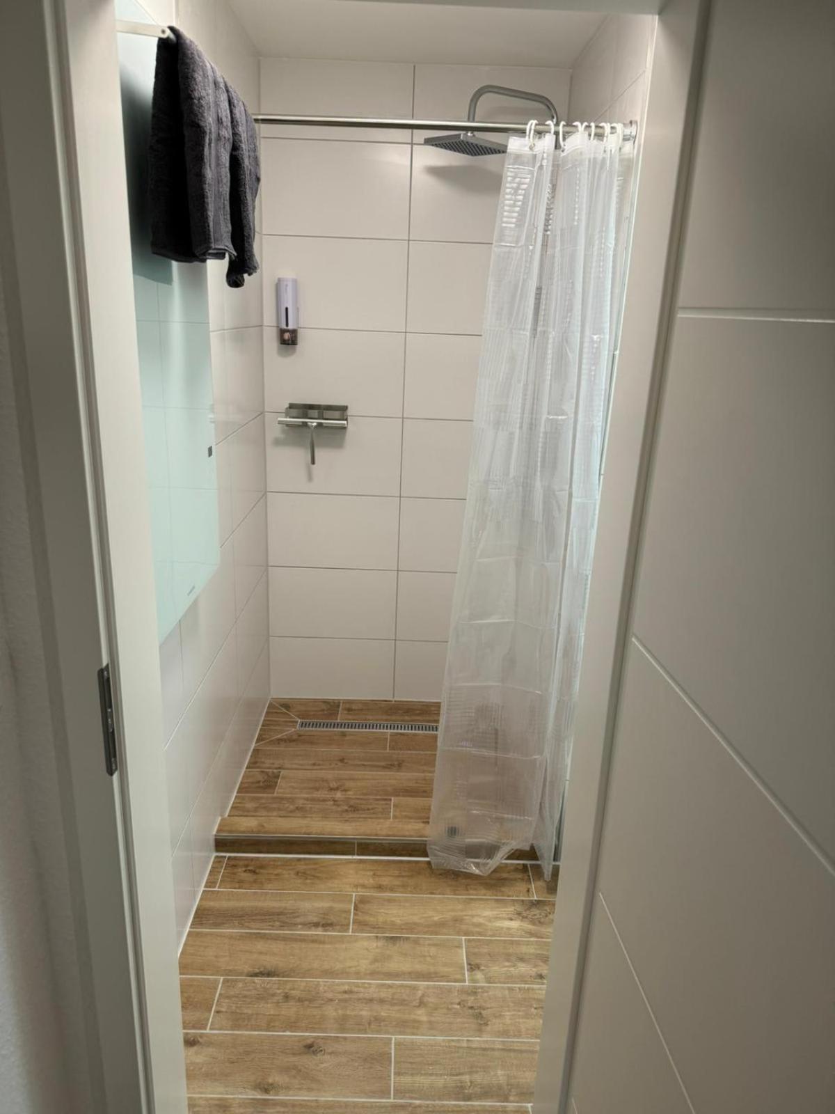 Studio Zimmer In Innenstadt คาร์ลสรูเฮอ ภายนอก รูปภาพ