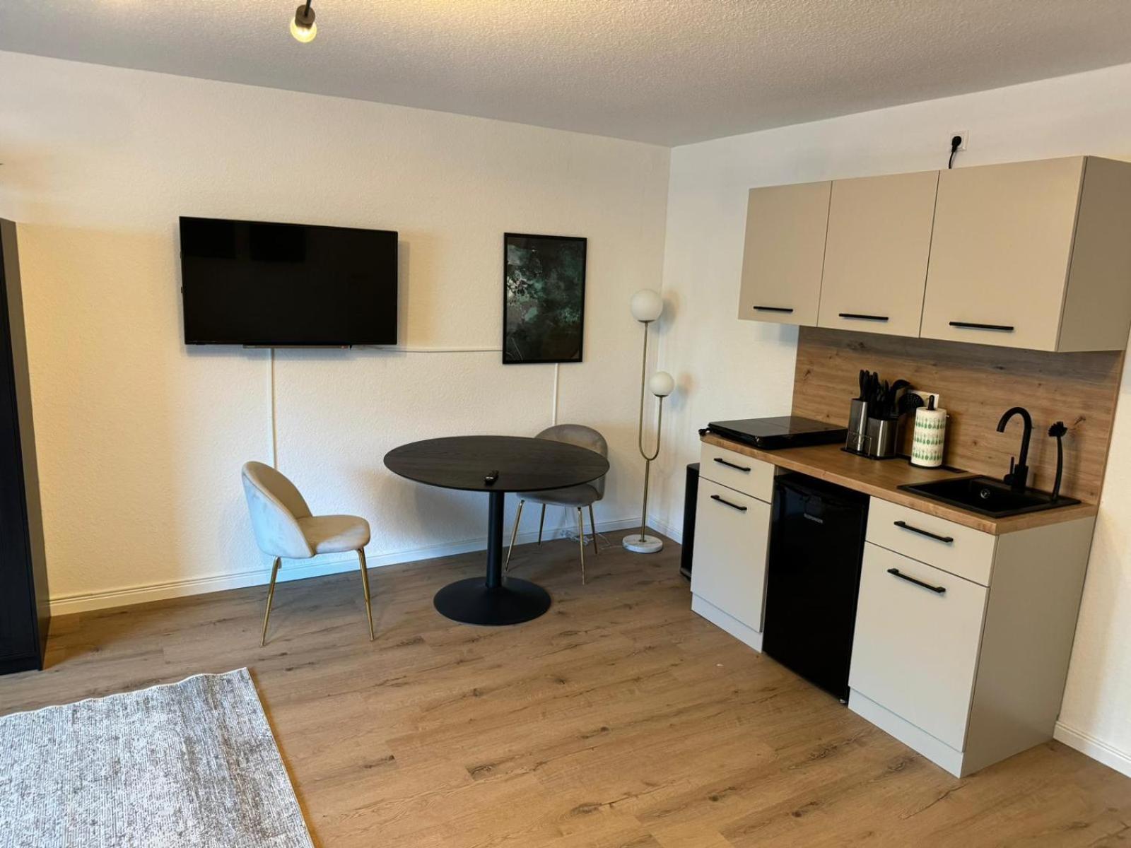 Studio Zimmer In Innenstadt คาร์ลสรูเฮอ ภายนอก รูปภาพ