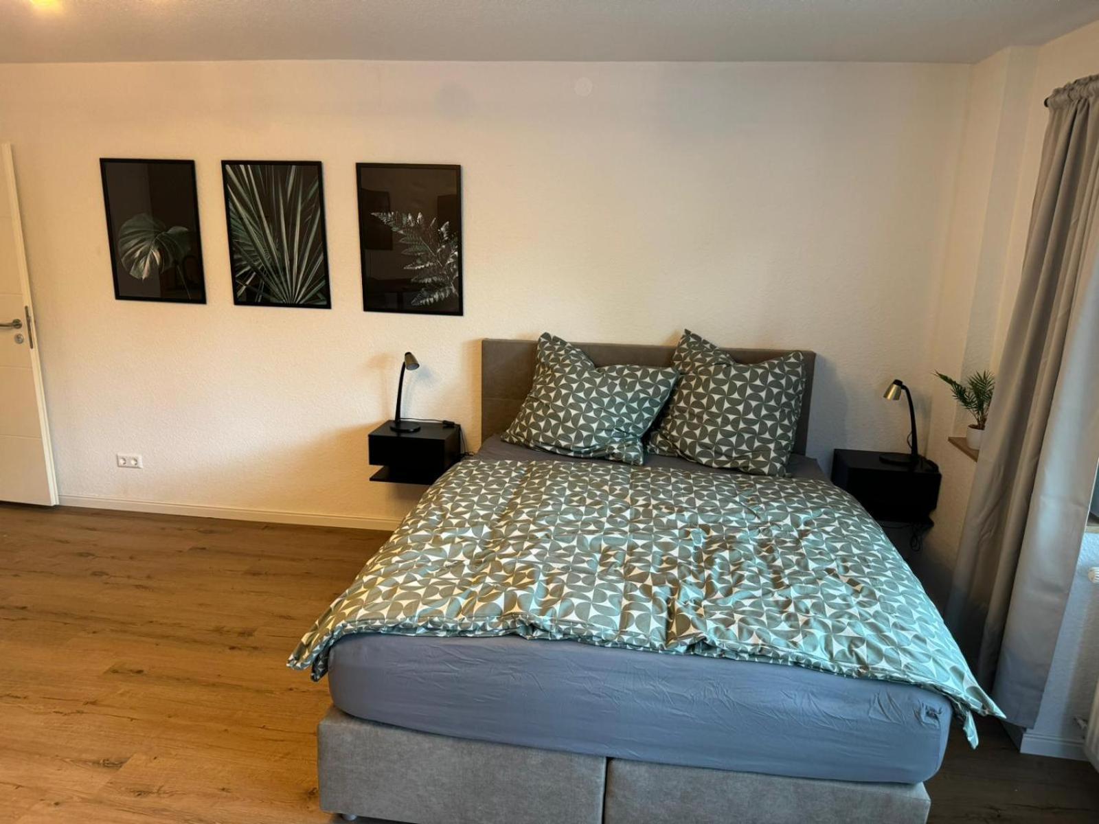 Studio Zimmer In Innenstadt คาร์ลสรูเฮอ ภายนอก รูปภาพ